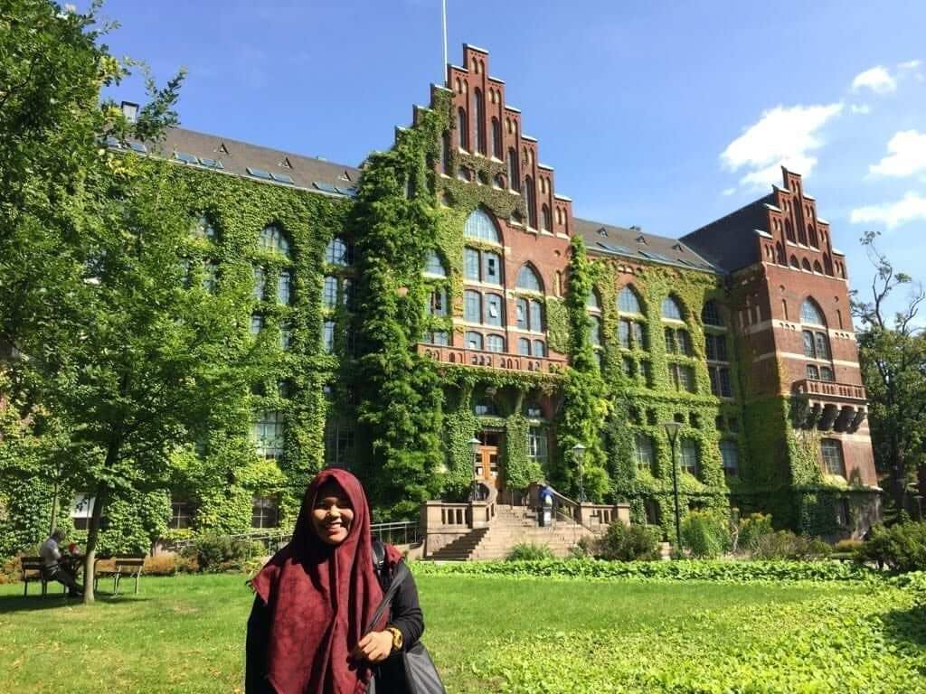 Student in front of University